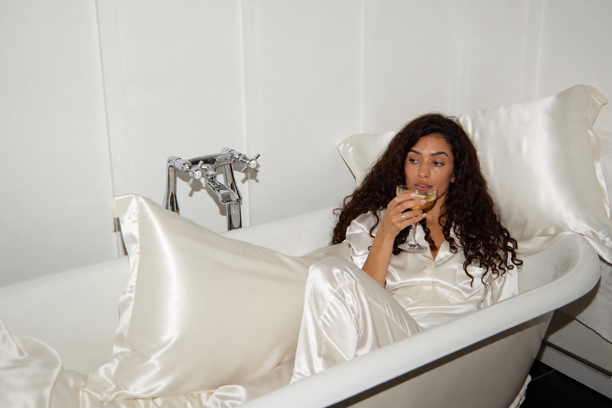 Silk Pillowcase for Curly Hair: Why Silk Keeps Curls Smoother Overnight