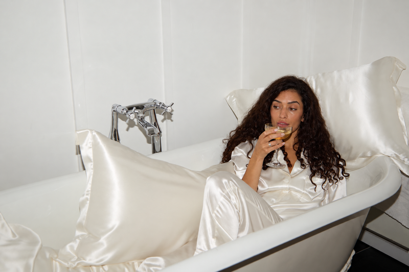Silk Pillowcase for Curly Hair: Why Silk Keeps Curls Smoother Overnight